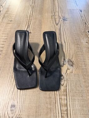 Princess Polly Black Square-Toe Thong Sandals